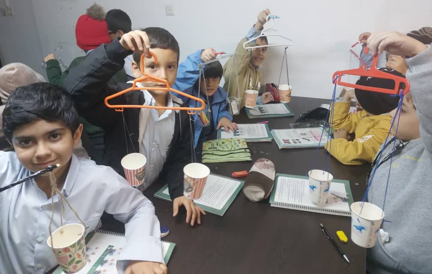 اندازه گیری مواد با کمک ترازوهای دست ساخته- زنگ آزمایشگاه کلاس سوم خانم حقیقی نژاد